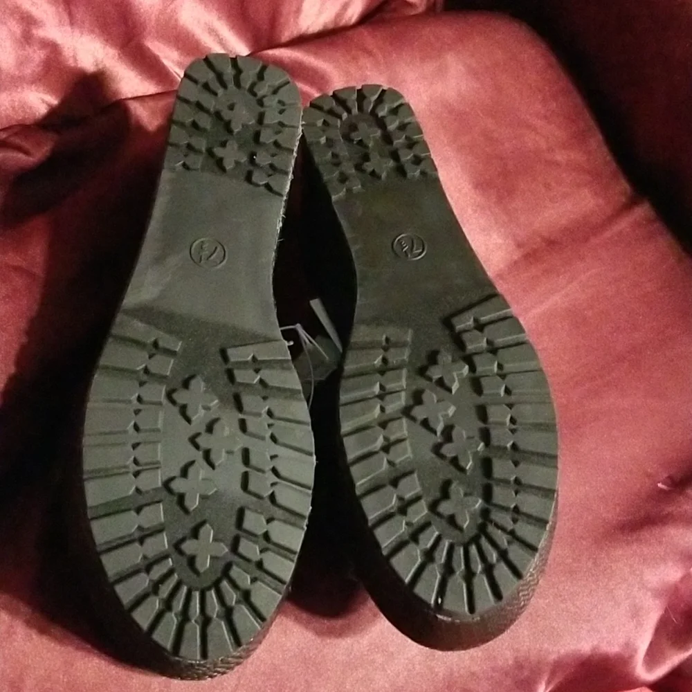 NWT size 7.5. 3 inch wedge slide memory foam rugged sole